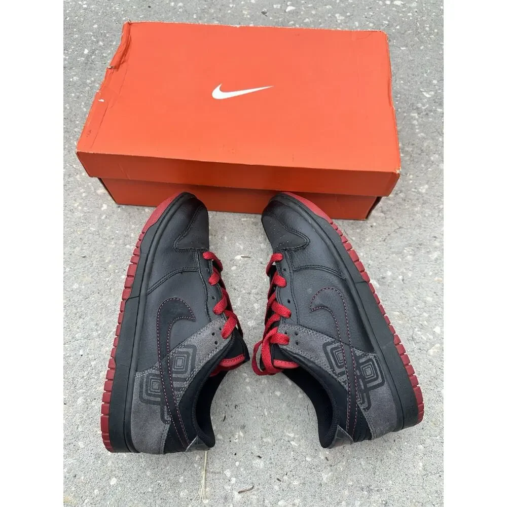 RARE nike dunks nyx black grey red size 7Y